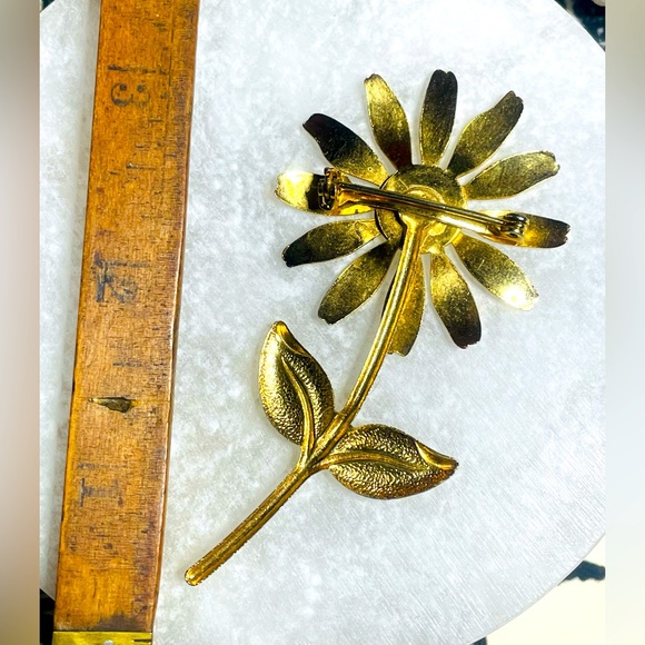 🖤 Vintage 🖤 Daisy Brooch Pin Flower Child Gold Metal Enamel Hippie ✌️Spring 🐝 - Picture 4 of 5